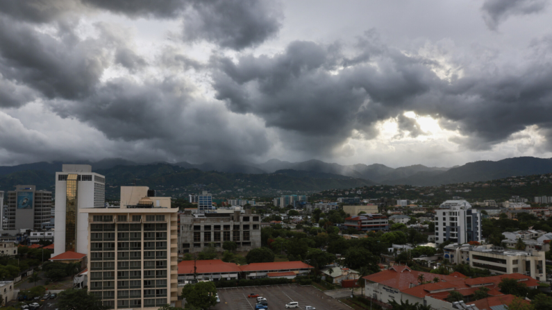 Nubes de tormenta se ciernen sobre las montañas mientras la gente hace preparativos de último minuto para la llegada del Huracán Beryl el 03 de julio de 2024 en Kingston, Jamaica.(Joe Raedle/Getty Images)