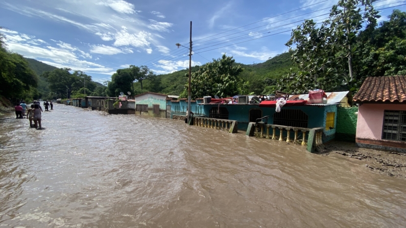 as tras el paso del Huracán Beryl en la carretera de Cumaná a Cumanacoa, Estado Sucre, Venezuela, el 2 de julio de 2024. (VICTOR GONZALEZ/AFP via Getty Images)