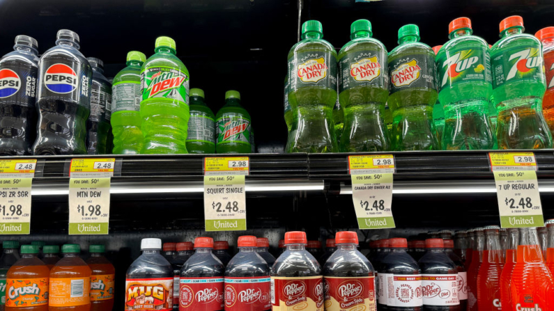 Botellas de refresco se exhiben en un estante de una tienda de comestibles el 03 de junio de 2024 en San Rafael, California. (Justin Sullivan/Getty Images)