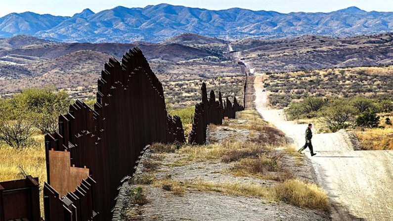 Un agente de la Patrulla Fronteriza de Estados Unidos busca huellas de inmigrantes ilegales que cruzan la frontera entre Estados Unidos y México cerca de Nogales, Arizona, en 2010. (John Moore/Getty Images)
