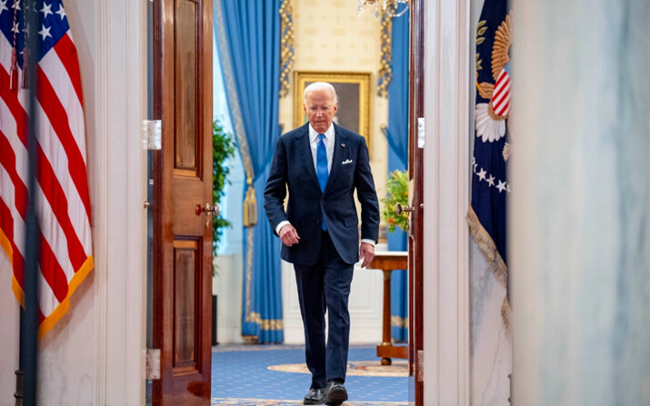 El presidente Joe Biden llega a una conferencia de prensa en la Casa Blanca, el 1 de julio de 2024. (Andrew Harnik/Getty Images)