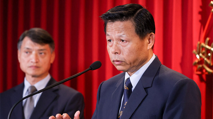 Hsieh Ching-chin, subdirector general de la Administración de Guardacostas de Taiwán, comenta el caso de un pesquero taiwanés incautado por la guardia costera china, durante una rueda de prensa en Taipei, Taiwán, el 3 de julio de 2024. (I-Hwa Cheng/AFP vía Getty Images)