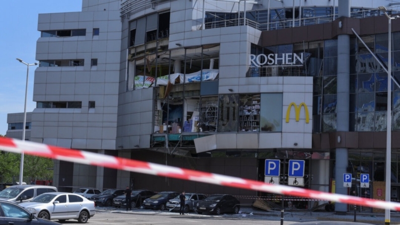 Agentes de policía trabajan en un centro comercial dañado durante ataques con misiles y drones rusos, en Dnipro, Ucrania, el 3 de julio de 2024. (Mykola Synelnykov/Reuters)