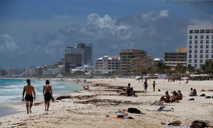 Turistas visitan la playa de Cancún, estado de Quintana Roo, México, el 18 de agosto de 2021. (Marco Ugarte/AP Foto)