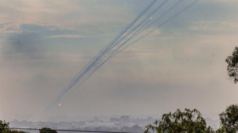 Foto archivo. Imagen tomada desde la localidad desde Sderot de varios cohetes disparados hacia Israel desde la zona norte de Gaza. EFE/Manuel Bruque