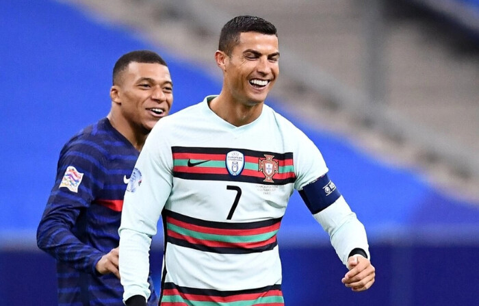 El delantero de Portugal Cristiano Ronaldo (d) comparte una risa con el delantero de Francia Kylian Mbappe durante el partido de fútbol de la Nations League entre Francia y Portugal, en París el 11 de octubre de 2020. (Franck Fife/AFP vía Getty Images)
