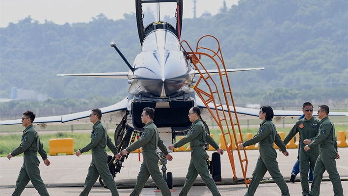 Pilotos del J-10 de Chengdu Aircraft Corporation para la Fuerza Aérea del Ejército Popular de Liberación (PLAAF) marchan tras realizar un programa de demostración de vuelo en la 13ª Exposición Internacional de Aviación y Aeroespacial de China en Zhuhai, en la provincia meridional china de Guangdong, el 28 de septiembre de 2021. (Noel Celis/AFP vía Getty Images)
