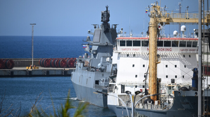 La fragata de clase Almirante Gorshkov (I-atrás) y el petrolero Académico Pashin, parte del destacamento naval ruso que visita Venezuela, llegan al puerto de La Guaira el 2 de julio de 2024. (FEDERICO PARRA/AFP vía Getty Images)