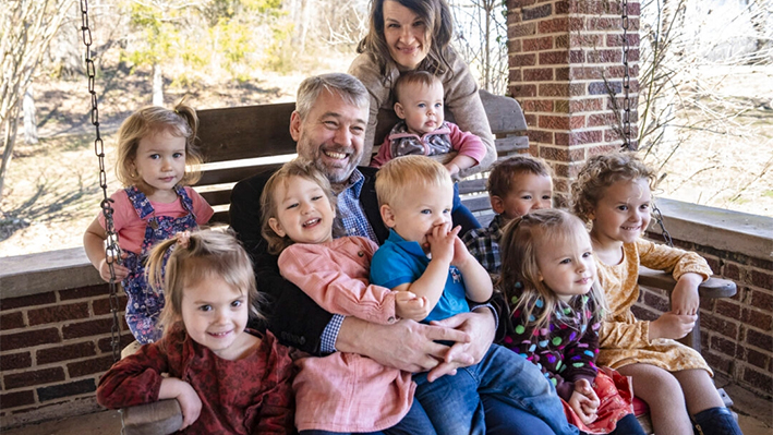 Paul y Bethany Vaughn en su casa con su hija y algunos de sus nietos en Centerville, Tennessee, el 20 de febrero de 2024.(Samira Bouaou/The Epoch Times)
