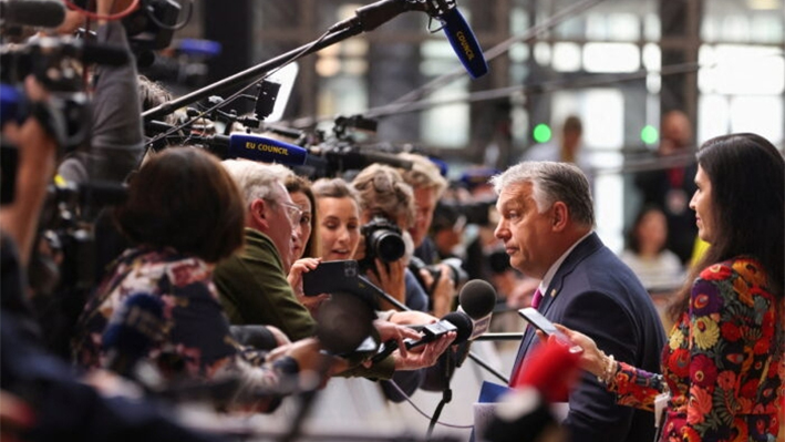 El primer ministro húngaro, Viktor Orban, atiende a una pregunta de los medios a su llegada a la cumbre de líderes de la Unión Europea, en Bruselas, Bélgica, el 30 de mayo de 2022. (Johanna Geron/Reuters)