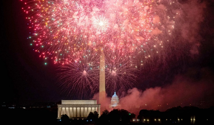 El Capitolio de Estados Unidos y el Monumento a Washington durante el espectáculo de fuegos artificiales del Día de la Independencia en el National Mall en Washington el 4 de julio de 2023. (Stefani Reynolds/AFP vía Getty Images)
