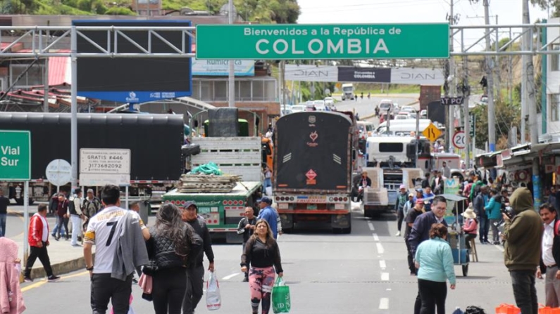Fotografía que muestra transportistas y camioneros mientras bloquean la frontera entre Ecuador y Colombia el 3 de julio de 2024 en Tulcán (Ecuador). EFE/Xavier Montalvo