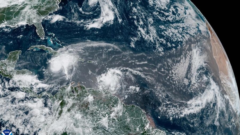 Fotografía satelital cedida este miércoles 3 de julio de 2024 por La Oficina Nacional de Administración Oceánica y Atmosférica (NOAA) a través del Centro Nacional de Huracanes (NHC) estadounidense donde se muestra la localización del huracán Beryl en el Caribe. EFE/NOAA-NHC