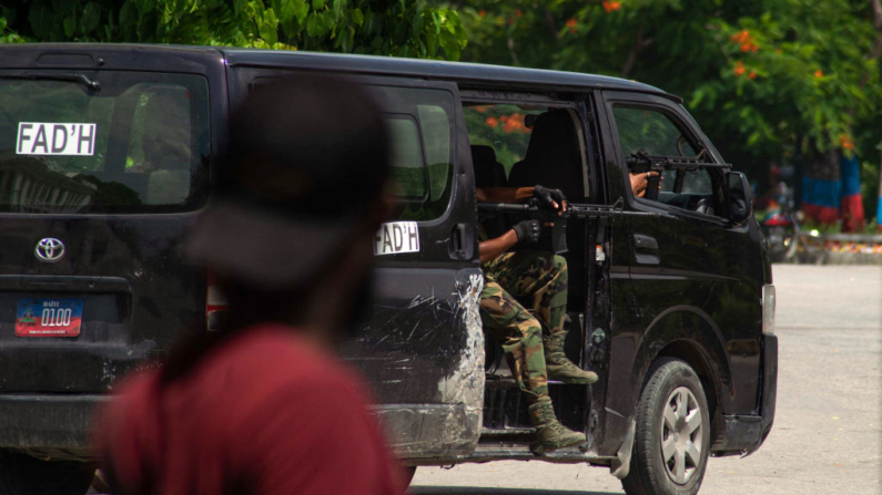 Miembros armados del ejército patrullan una zona en la que han actuado bandas armadas en Puerto Príncipe, Haití, el 28 de junio de 2024. (Clarens Siffroy/AFP vía Getty Images)