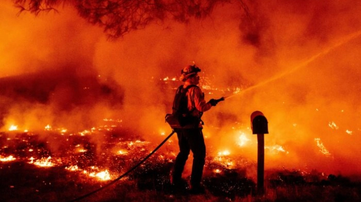 Un bombero del condado de Butte apaga las llamas en el incendio Bear en Oroville, California, el 9 de septiembre de 2020. (Josh Edelson/AFP vía Getty Images)