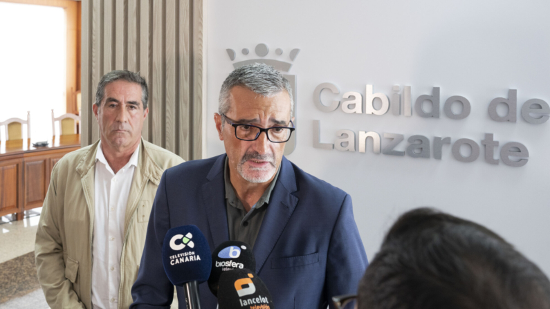 El consejero del área en el Cabildo de Lanzarote, Marci Acuña (c), y el viceconsejero de Bienestar Social del Gobierno de Canarias, Francisco Candil (izda), ofrecen una rueda de prensa este sábado para valorar la situación actual de la acogida de menores migrantes en la isla. EFE/Adriel Perdomo