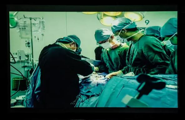 Una escena de "State Organs (Organos del Estado)", un documental que pone de relieve la sustracción forzada de órganos en China, autorizada por el Estado, durante una proyección en la Universidad de Harvard, en Boston, el 7 de marzo de 2024. (Samira Bouaou/The Epoch Times)