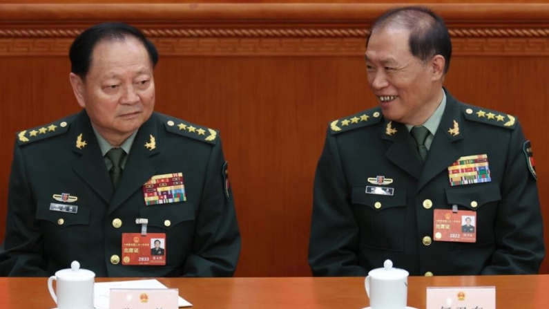 El vicepresidente de la Comisión Militar Central de la República Popular China Zhang Youxia y He Weidong asisten a la quinta sesión plenaria de la Asamblea Popular Nacional el 12 de marzo de 2023 en Pekín, China. (Lintao Zhang/Getty Images)