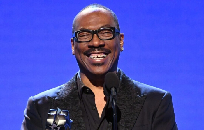 Eddie Murphy acepta el Lifetime Achievement Award en el escenario durante la 25ª edición de los Critics' Choice Awards en Santa Mónica, California, el 12 de enero de 2020. (Kevin Winter/Getty Images para Critics Choice Association)
