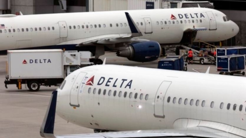 Un avión de Delta Air Lines sale de la puerta de embarque en el Aeropuerto Internacional Logan de Boston el 12 de julio de 2021. (Michael Dwyer/AP Photo)