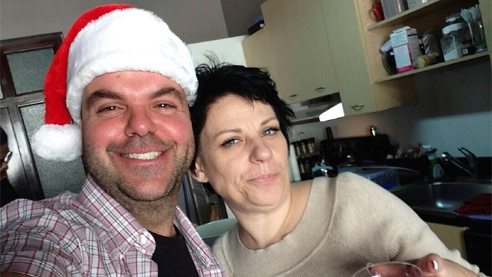 Johnathan Walton y Marianne Smyth posan durante la fiesta de decoración del árbol de Navidad de ella en Los Ángeles en diciembre de 2013. (Johnathan Walton vía AP)