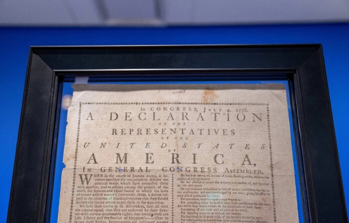 La Declaración de Independencia de Estados Unidos se expone en Sotheby's en la ciudad de Nueva York, Nueva York el 25 de junio de 2024. (Angela Weiss/AFP vía Getty Images)