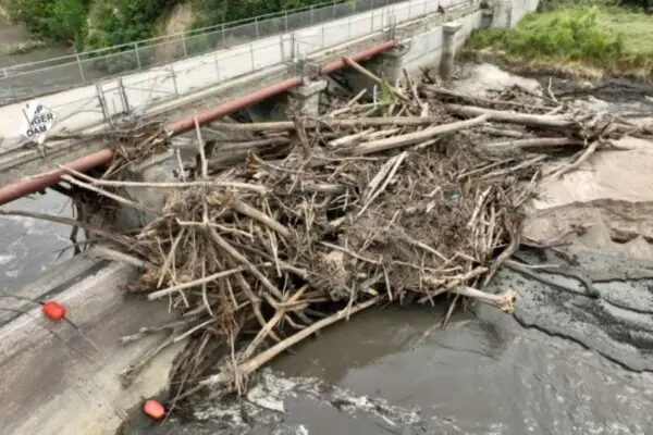 Las aguas de la crecida siguen excavando un canal alrededor de la presa de Rapidan, cerca de Mankato, Minnesota, el 27 de junio de 2024. (Mark Vancleave/AP Photo)