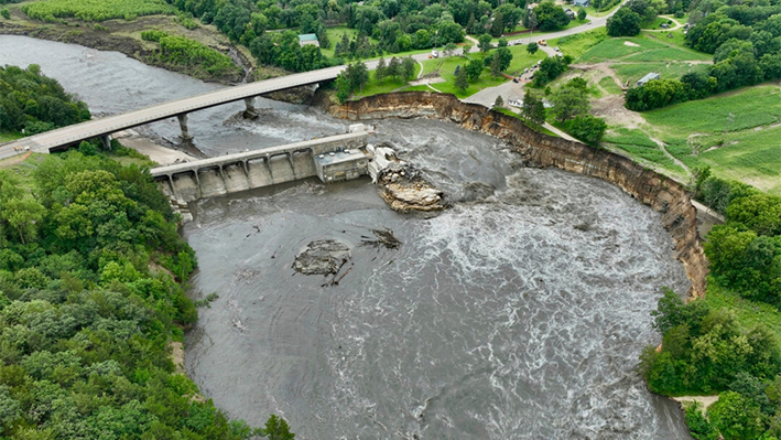 El agua de la crecida sigue excavando un canal alrededor de la presa Rapidan, cerca de Mankato, Minnesota, el 27 de junio de 2024. (Mark Vancleave/Foto AP)
