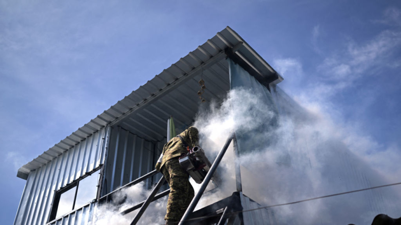 Un soldado rocía insecticidas contra el mosquito Aedes aegypti en una casa del barrio Ciudad Futura de San Salvador (El Salvador), el 3 de julio de 2014. (Marvin Recinos/AFP vía Getty Images)