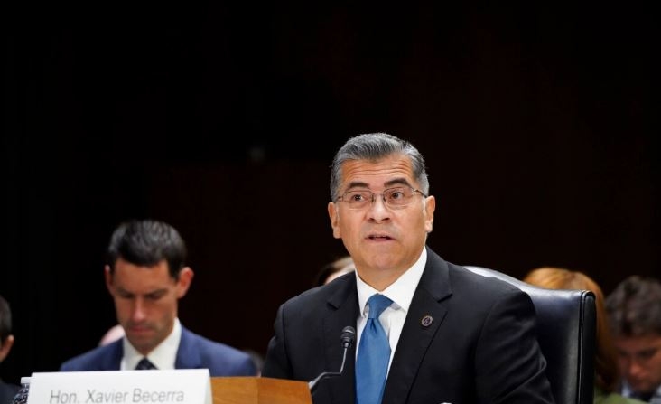 El secretario del Departamento de Salud y Servicios Humanos, Xavier Becerra, testifica ante el Comité de Asignaciones del Senado en Washington el 8 de noviembre de 2023. (Madalina Vasiliu/The Epoch Times)