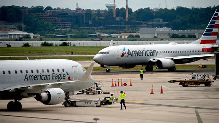 Un avión de American Eagle y American Airlines en la pista del Aeropuerto Nacional Ronald Reagan de Washington en Arlington, Virginia, el 2 de julio de 2022. (Stefani Reynolds/AFP vía Getty Images)
