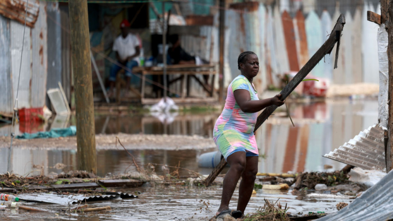 Simone Francis recoge objetos de su casa que fueron arrastrados por el huracán Beryl a su paso por la zona el 04 de julio de 2024 en Old Harbor, Jamaica. (Joe Raedle/Getty Images)