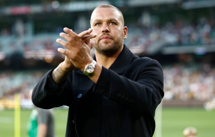 Lance Franklin saluda al público durante el partido de la Ronda 07 de la AFL 2024 entre los Hawthorn Hawks y los Sydney Swans en Melbourne, Australia, el 28 de abril de 2024. (Michael Willson/AFL Photos vía Getty Images)
