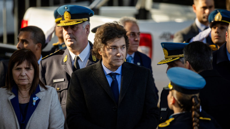 El presidente argentino Javier Milei (c) y la ministra de Seguridad Patricia Bullrich (i) llegan al acto de conmemoración de los caídos de la Policía Federal Argentina en Buenos Aires el 2 de julio de 2024. (Tomas Cuesta/AFP vía Getty Images)