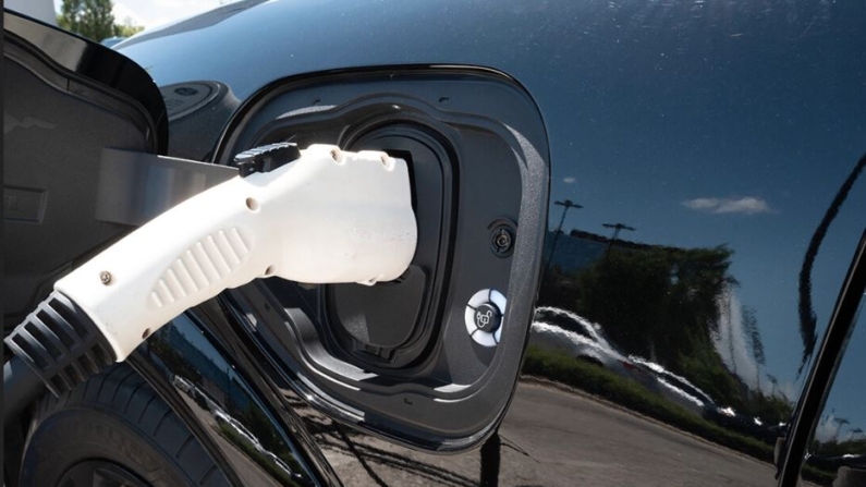 Un Ford Mustang Mach E eléctrico se carga en un concesionario de Chicago el 5 de junio de 2024. (Scott Olson/Getty Images)