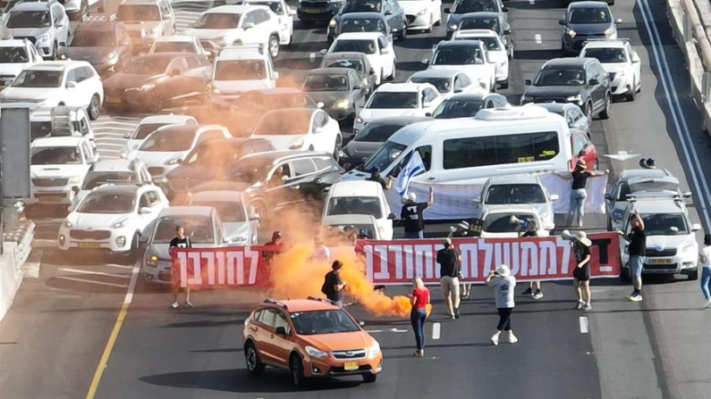 Varios familiares de los 116 rehenes que continúan retenidos en la Franja de Gaza casi 9 meses después del ataque de Hamás bloquearon el 4 de julio de 2024 la autopista Ayalon en Tel Aviv demandando un acuerdo para la liberación de sus seres queridos y el fin del gobierno de Benjamín Netanyahu. EFE/ Aviv Atlas