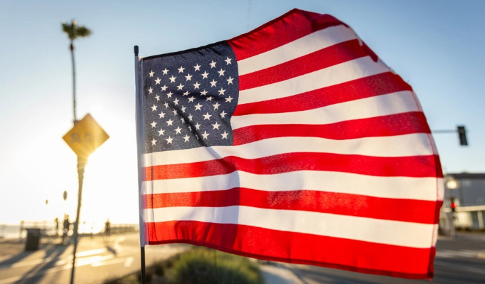 Una bandera estadounidense ondea en Huntington Beach, California, el 3 de julio de 2024. (John Fredricks/The Epoch Times)