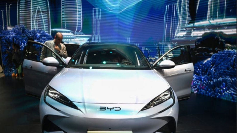 Un coche eléctrico modelo BYD 07 EV se exhibe en el Salón del Automóvil de Beijing, China, el 25 de abril de 2024. (Pedro Pardo/AFP vía Getty Images)