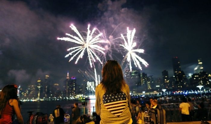 La gente observa el espectáculo anual de fuegos artificiales del 4 de julio de Macy's en el distrito de Queens de Nueva York el 4 de julio de 2017. (Eduardo Munoz Alvarez/AFP/Getty Images)