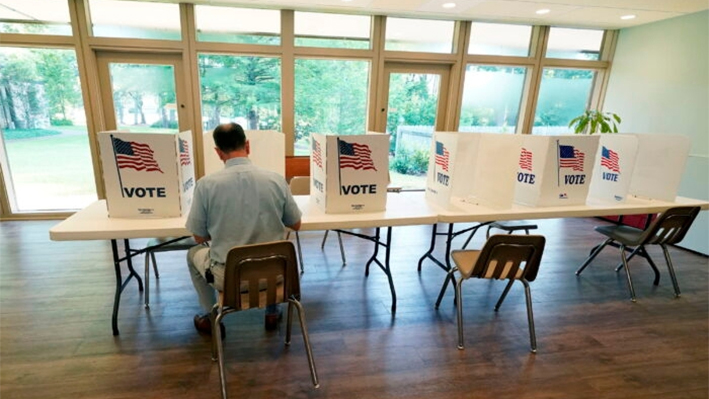 Un votante se sienta en un quiosco de votación en un distrito electoral primario del Segundo Distrito del Congreso de Misisipi, en Jackson, Misisipi, el 7 de junio de 2022. (AP Photo/Rogelio V. Solis, Archivo)
