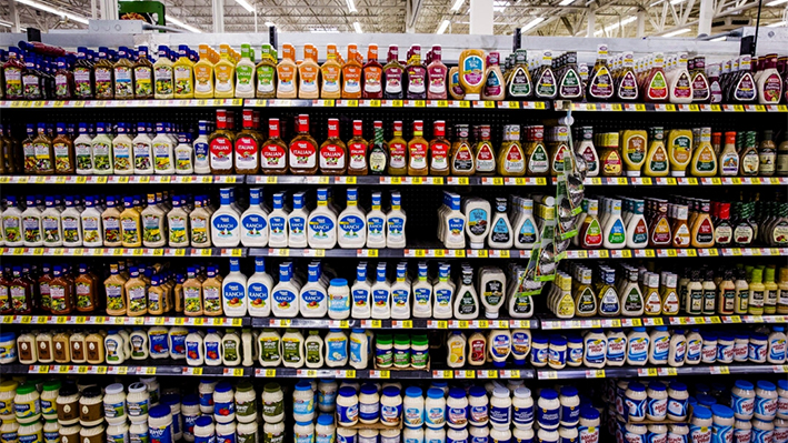 Aderezos para ensaladas se muestran en una tienda Walmart en Secaucus, Nueva Jersey, el 11 de noviembre de 2015. (Lucas Jackson/Reuters)
