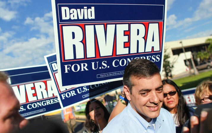 El candidato republicano al Congreso David Rivera es saludado por simpatizantes mientras hace campaña en un centro de votación anticipada, en Miami, el 20 de octubre de 2010. (Joe Raedle/Getty Images)