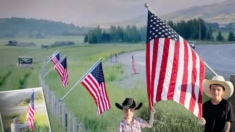 ¡Tradición del 4 de julio!: Familia celebra con legión de banderas en la carretera de su rancho