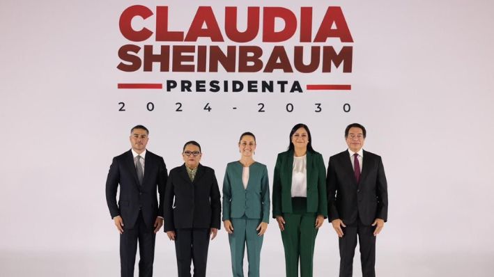 La presidenta electa de México, Claudia Sheinbaum, y la tercera parte de su gabinete durante un acto este jueves en el Museo de Economía, en Ciudad de México, México. (Cortesía: Comunicación Claudia Sheinbaum)