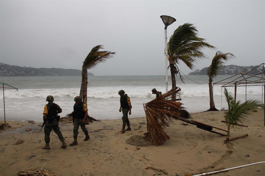 John se intensifica a huracán categoría 2 y anticipa su impacto en sur de México