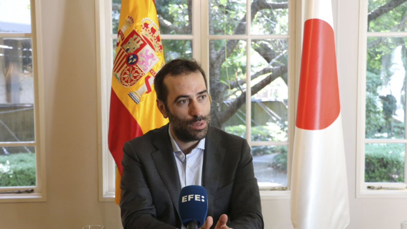 El ministro de Economía, Comercio y Empresa de España, Carlos Cuerpo, da una rueda de prensa el viernes 5 de julio en Tokio (Japón). EFE/ María Carcaboso Abrié