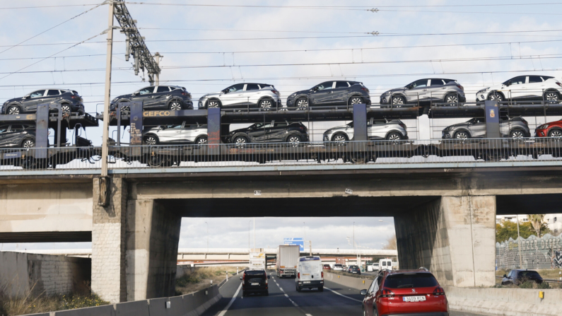 Imagen de archivo de un tren con un cargamento de coches a su paso por la circunvalación de Valencia. EFE/ Kai Försterling