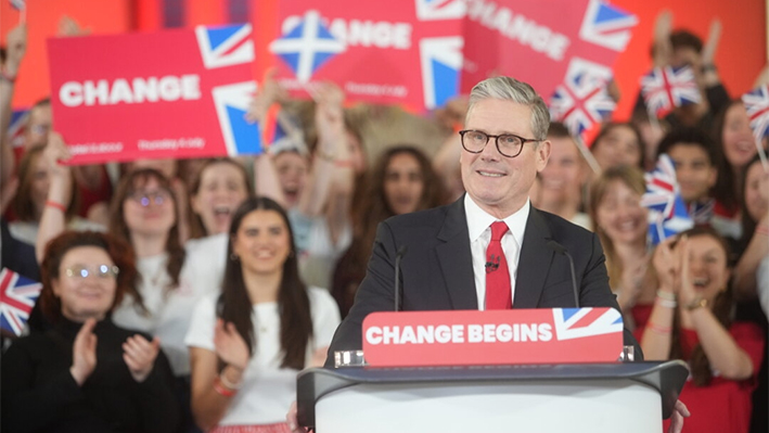 El líder laborista Sir Keir Starmer habla a sus seguidores en una fiesta de observación de los resultados de las elecciones generales de 2024 en el centro de Londres el 5 de julio de 2024. (Jeff Moore/PA Wire)
