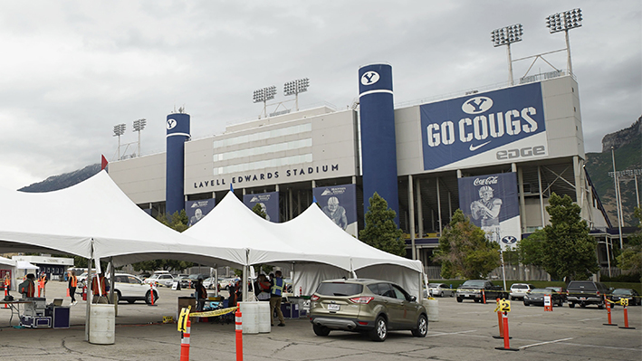 Se han colocado carpas para la votación en el estacionamiento del estadio Lavell Edwards en el campus de la Universidad Brigham Young el 30 de junio de 2020 en Provo, Utah. (George Frey/Getty Images)