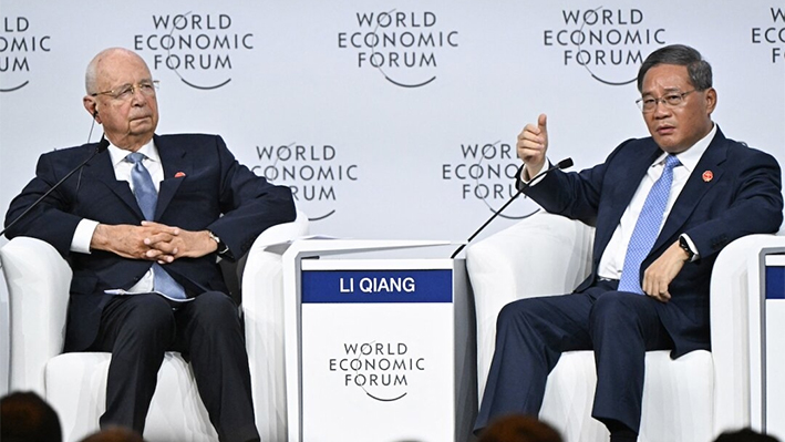 El primer ministro chino, Li Qiang (dcha.), y el presidente ejecutivo del Foro Económico Mundial (FEM), Klaus Schwab, asisten a la ceremonia de apertura de la Reunión Anual de los Nuevos Campeones del Foro Económico Mundial (AMNC24) en Dalian, en la provincia nororiental china de Liaoning, el 25 de junio de 2024. (Pedro Pardo/AFP vía Getty Images)
